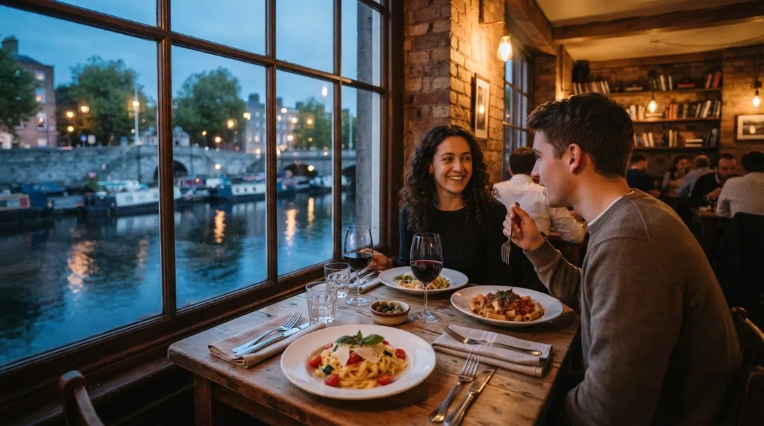 el comedor con vistas al canal de Lena en Windsor Terrace, pasta fresca en la mesa y el Gran Canal visible a través de las ventanas con luz vespertina